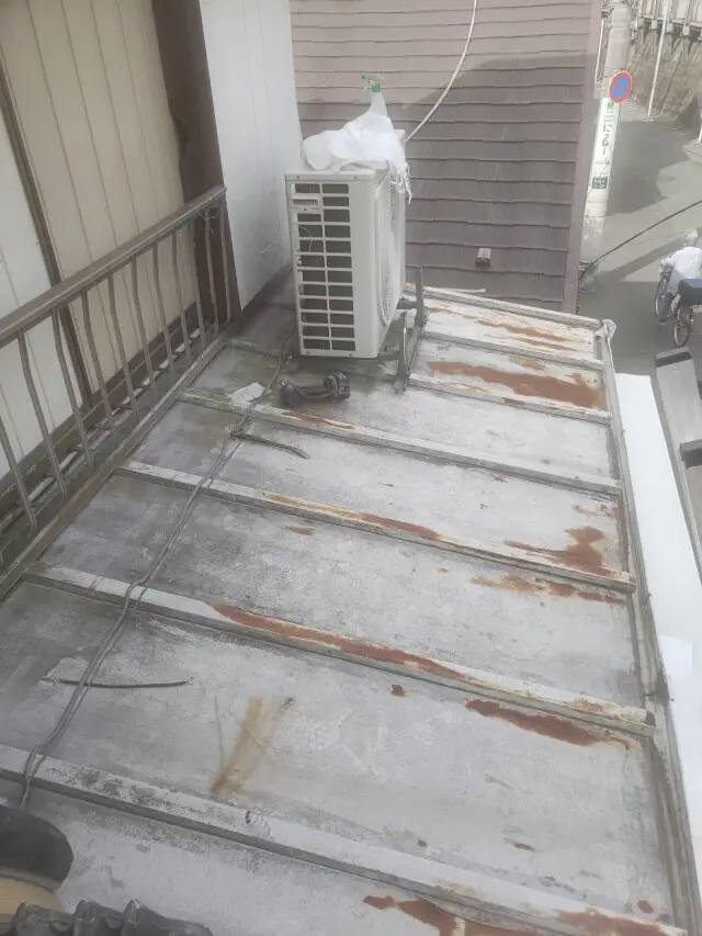 下屋根のトタンの劣化