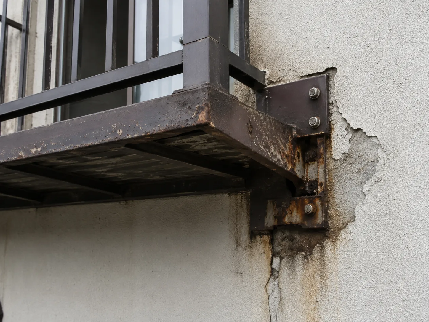 ベランダや外階段の取り付け部が傷んでいる写真