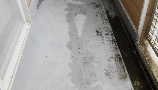 雨がたまっているベランダ