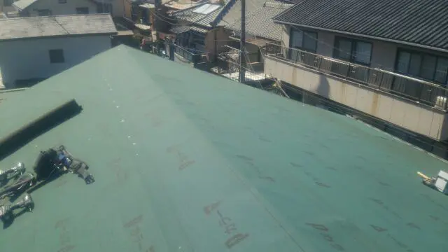 ガルバリウム鋼板に葺き替え中