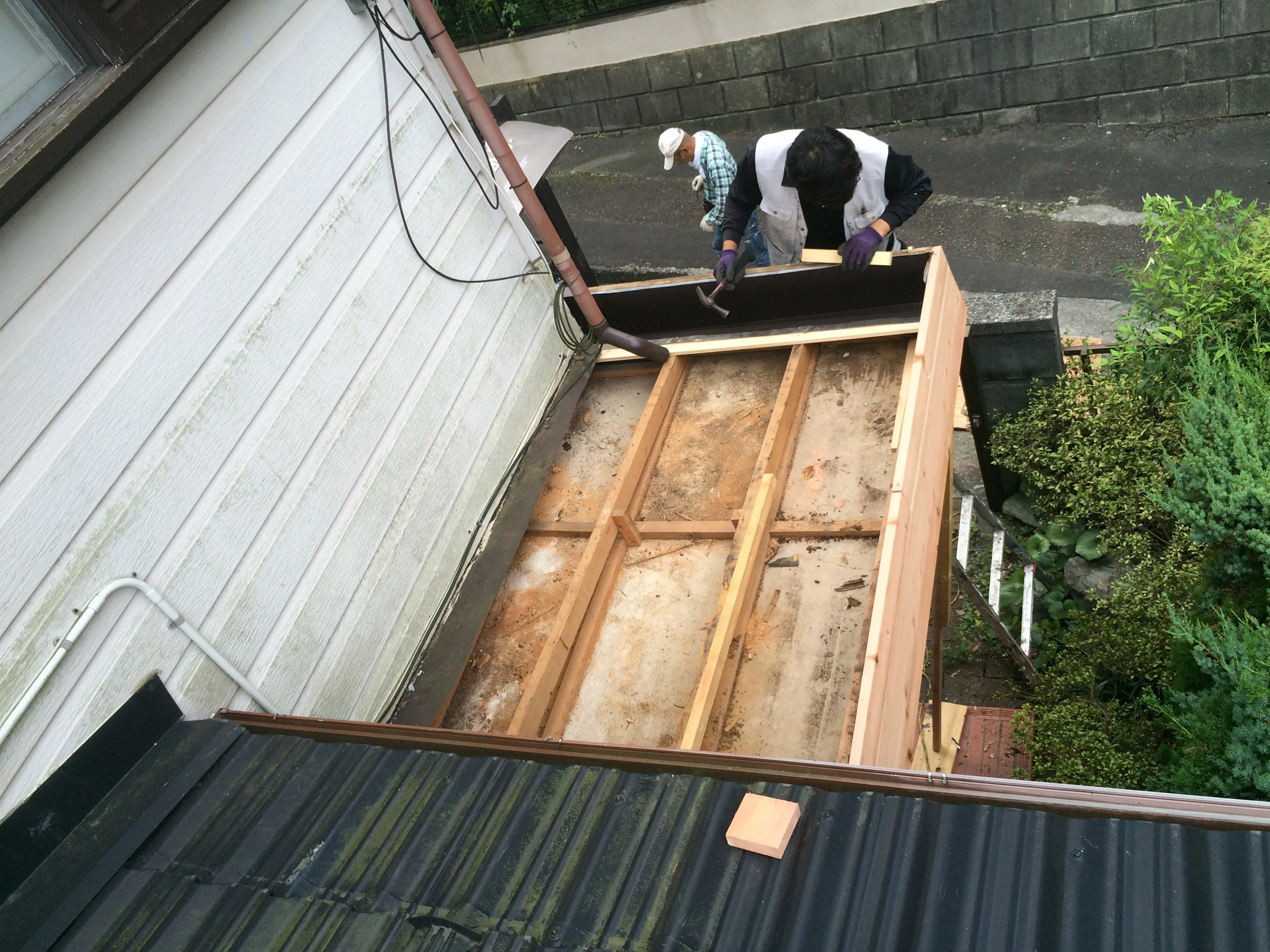 屋根の下地材工事中
