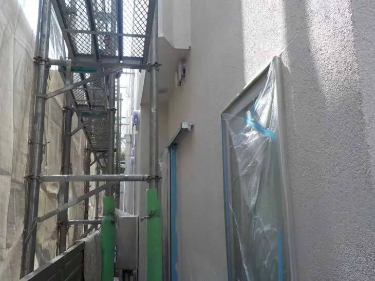 狭い隙間に足場を立てている
