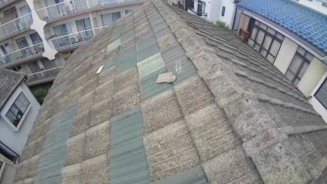 サッシ上の屋根からの雨漏りの修理中