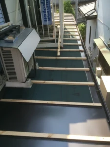 瓦棒葺き屋根の葺き替え工事｜劣化した下地と防水機能の再構築