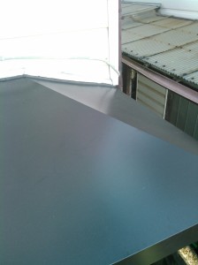 玄関屋根を支える壁の不具合調査