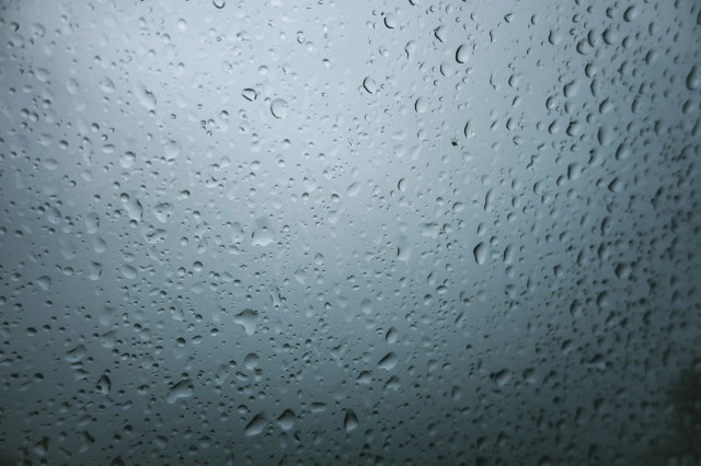 突然の雨漏り