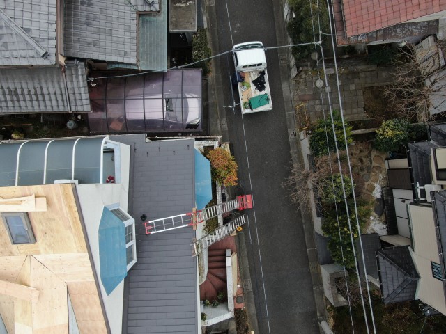 高いロフトの屋根もドローンなら