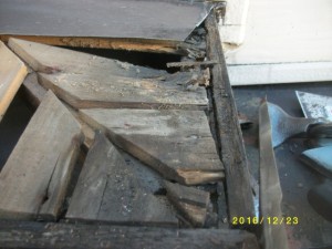 見えないところがこんなにボロボロに　屋根調査　