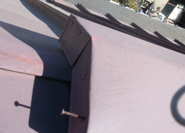 棟板金の釘浮きから始まる屋根の劣化