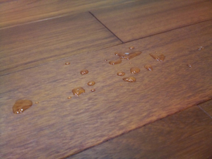 床の水滴