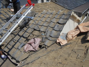 瓦屋根　はがれ、くぎ抜け、葺き替え　雨漏り修理