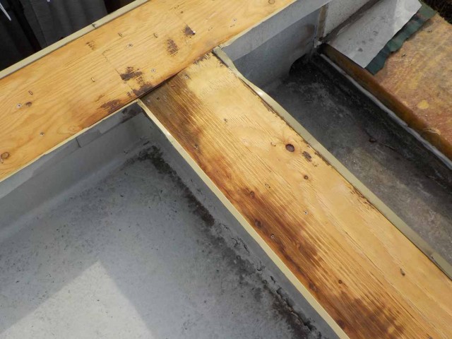雨漏りで取り壊しになった近所