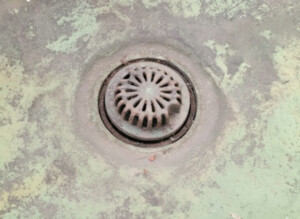 屋根が原因ではない？ドレンの詰まりが原因の雨漏り