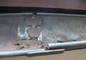 ［歪んだ雨樋からあふれた雨水］＞荒川区