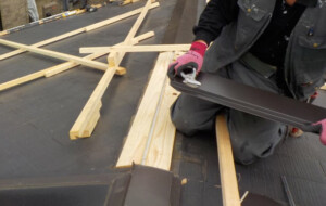 ［屋根の棟板金が浮いた原因とは］＞葛飾区