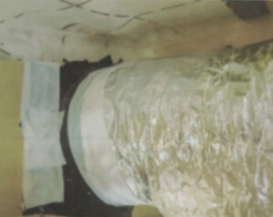 断熱材の「つぶし」が招いた施工不良:熱交換換気ダクト接続部の結露と原因究明