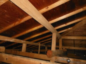 雨漏り早期発見の鍵は「小屋裏」!屋根の裏側からの点検で家の状態を把握
