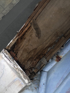 バルコニーの笠木交換で雨漏り対策！老朽化と内部腐食を防ぐ耐久性向上術