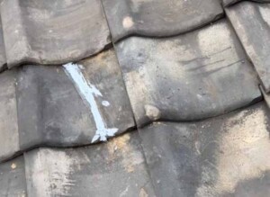 長年気づかなかった瓦のヒビを発見！徐々に侵入した雨水対策とは