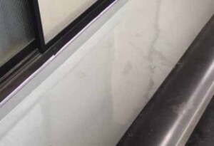 このままで大丈夫⁈一度もメンテナンスしてないベランダの床にひび割れ