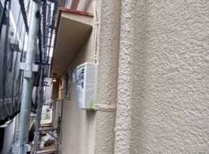 トイレの窓付近に雨漏り発見！ヒビ修繕と共に外壁も綺麗になる手順とは