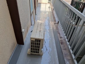 ベランダ床の水たまり！チェックで分かった防水不良と、排水改善の重要性