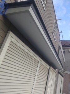 部屋の中で感じた雨による被害は、まさか窓の上の庇の劣化からだった？