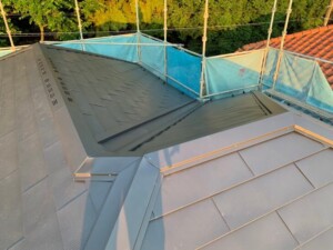 老朽スレート屋根を高耐久金属材へ葺き替え：防水性能と美観を向上させた工事記録