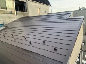 長いことそのままだった屋根、葺き替えで、防水性も断熱性も良くなります