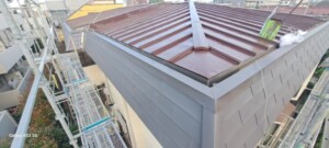 老朽化した屋根と立ち上がり部を改修し耐久性と美観が向上した金属外装のカバー工法事例