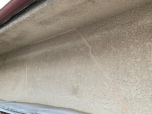 雨降りのたびに雨漏りするわけでは無いのは外壁のヒビに原因がありました