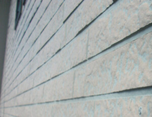 屋根ほど注目されない外壁にも雨漏りの可能性でシーリング打ち増し