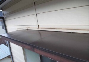 外から見ても気づかない庇と外壁の取り合い部分に侵入してしまった雨水