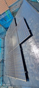 雨漏りの不安を解消！太陽光パネル脱着と屋根塗装で大切な住まいをリフォーム