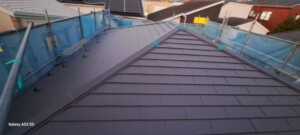 屋根葺き替えで雨の不安を解消。老朽化した住まいが安心の我が家へ戻るまで