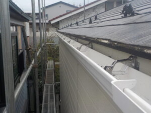 狭小地でも諦めないで！お隣の建物が接近する場合の雨漏り修繕