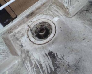 積雪から数日経って溶けた雪が土を伴って流れ込んで来る排水溝