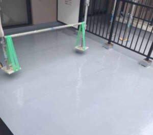 積雪で劣化が隠れて見えなくなった集合住宅の陸屋根クラック修理