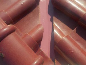 サビや亀裂などで劣化した谷樋は雨水がスムーズに流れず雨漏りの原因に