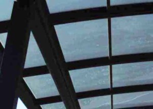 積雪の後から始まったカーポート屋根の雨漏り！原因と対処法は？