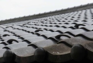 突然の積雪、瓦屋根の凍て割れをきっかけに屋根材の変更も視野に