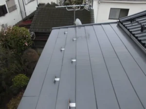 雨漏りの不安を解消！腐食した屋根が劇的再生、安心を守る吹き替え工事の全記録