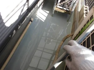 ひび割れベランダが劇的再生!防水工事で手に入れた光り輝く床と雨の日の平穏