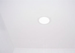 カビだらけの天井裏が劇的変化！フラットな天井と照明で清潔な浴室へ