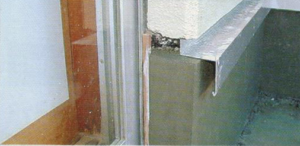 サッシ脇の雨漏り解決！防水層のアングル固定と水切りあごで住まいに安心を