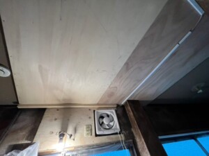 プロペラファンの換気扇周りからの雨漏り　その周辺の天井までも真っ黒なシミに