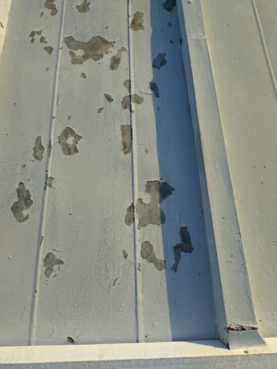 施工前の写真 屋根塗装で省エネ住宅に