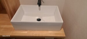 木のカウンターを蝕む黒ずみを撃退！洗面台の取り外し清掃と防水施工