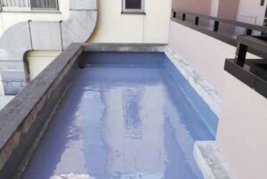 防水層の膨張や色ムラ、床のひび割れや隙間は雨漏り点検のサイン