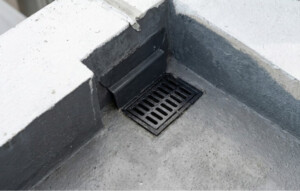 3階建ての上階にある、広いバルコニー　防水工事で重要な排水設計と施工精度